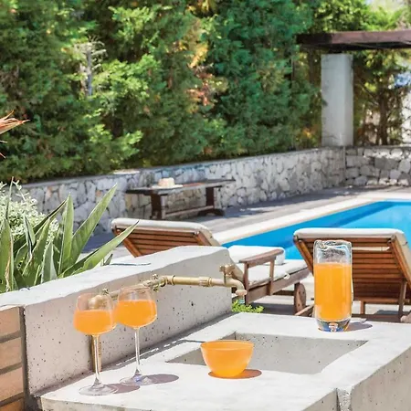 Agia Marina Sleeps 4 With Pool Air Con And Wifi 别墅